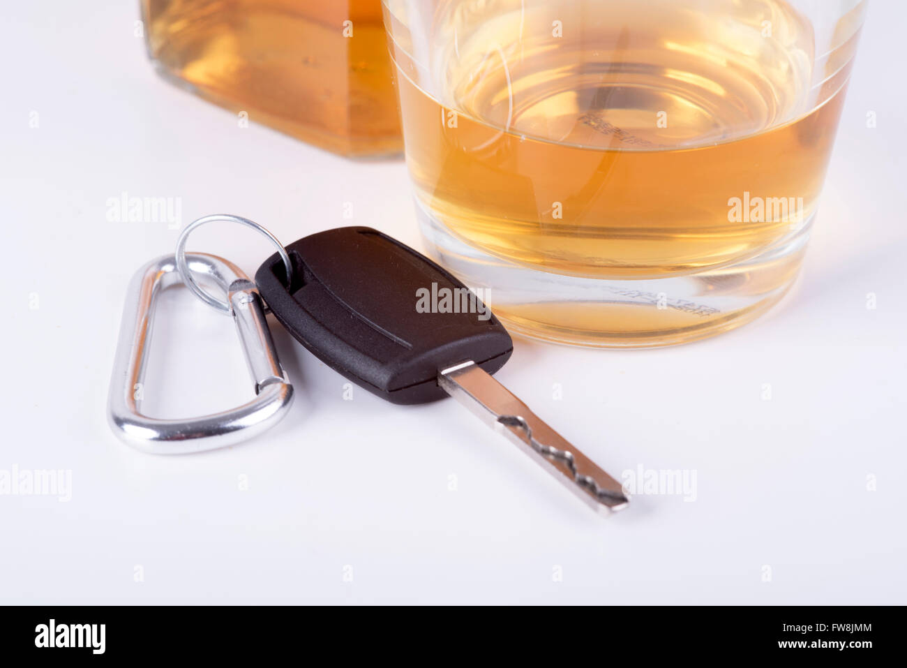 Photo sur le fond blanc, les clés de l'alcool ..... Banque D'Images