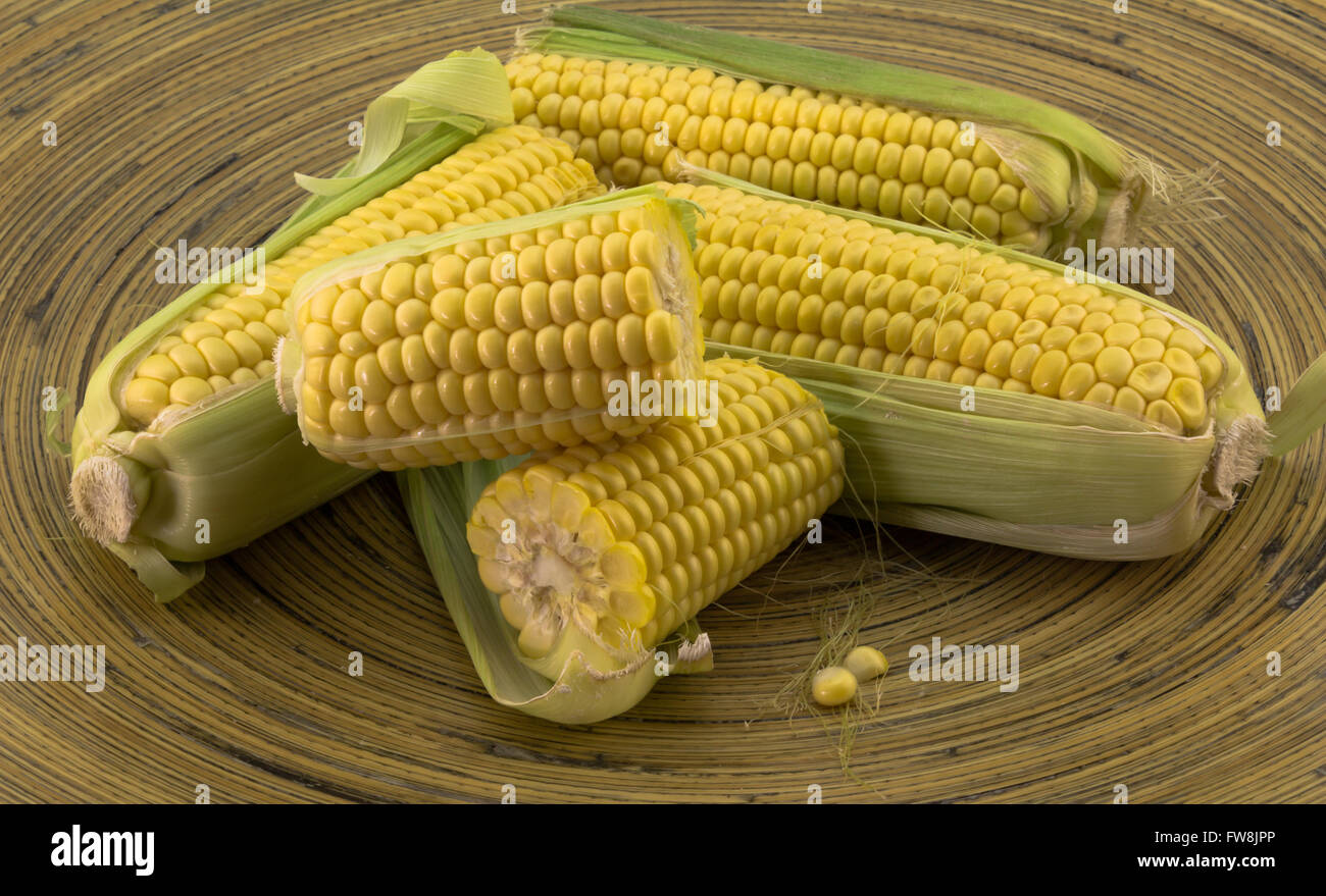 Close up shot of corn on cob le plaque rustique Banque D'Images