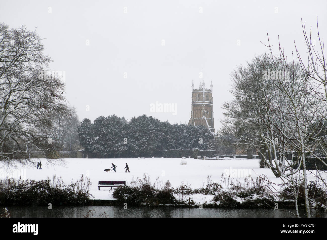 Vue de Saint Jean l'église baptiste de partout l'abbaye motif à Cirencester dans les Cotswolds, Royaume-Uni. Recouverte d'une épaisse couche de neige les motifs et le clocher de l'église sont desereted dans le froid et glace d'un milieu de scène d'hiver. Banque D'Images