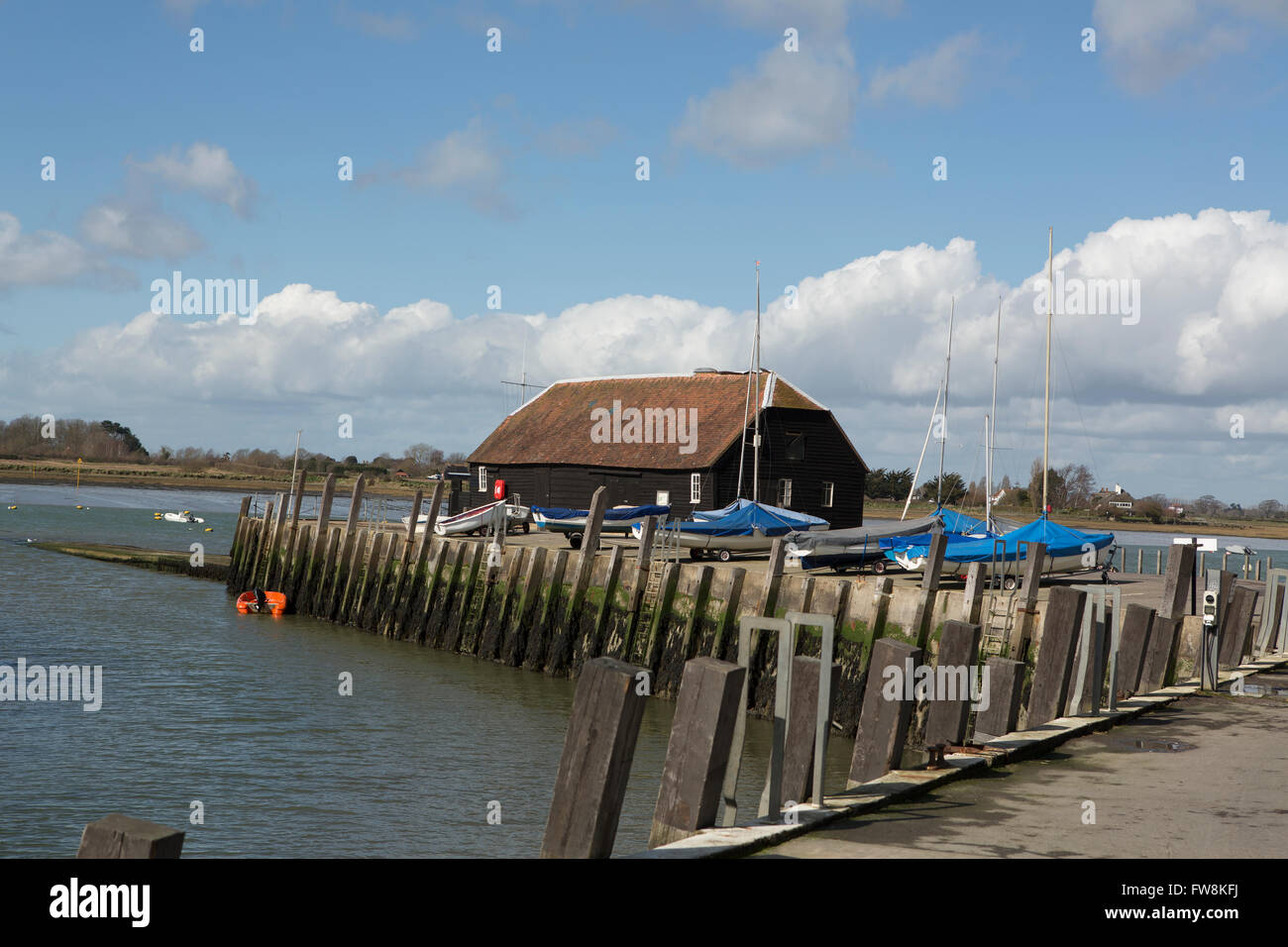 Port desservant le yacht club de Bosham West Sussex. Vieille jetée en bois et cabane de club avec quelques bateaux. Banque D'Images