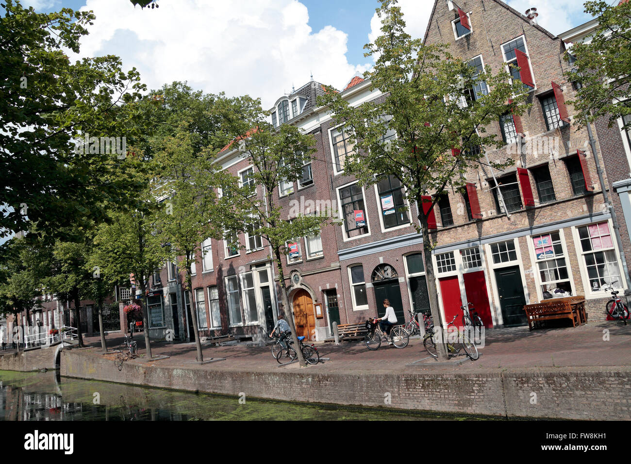 Vue en angle du côté du canal en Delft, Hollande méridionale, Pays-Bas. Banque D'Images