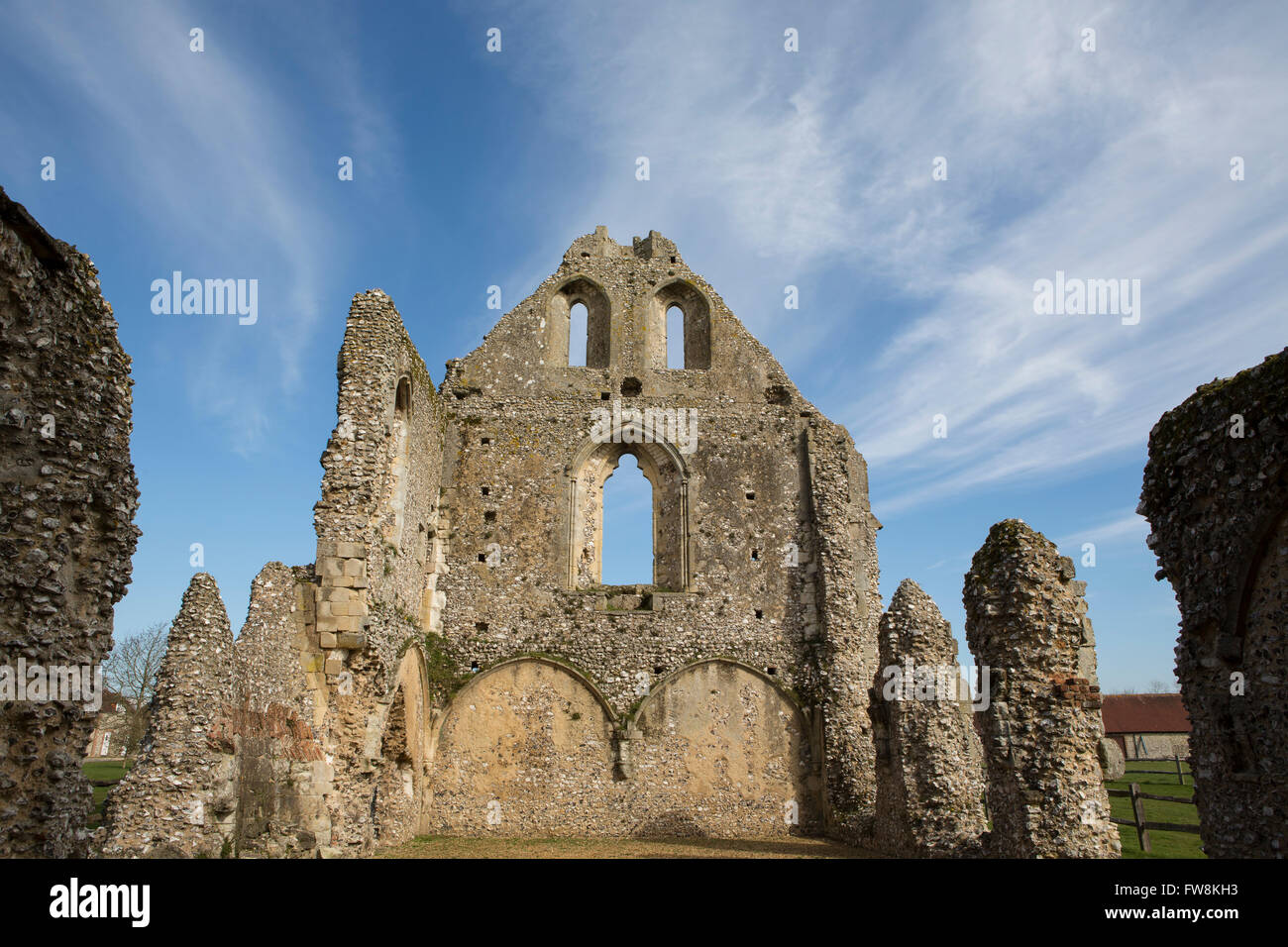 Les ruines d'un petit prieuré bénédictin à Boxgrove dans West Sussex. Nuage spectaculaire ligne allant de l'avant vers l'arrière. Banque D'Images