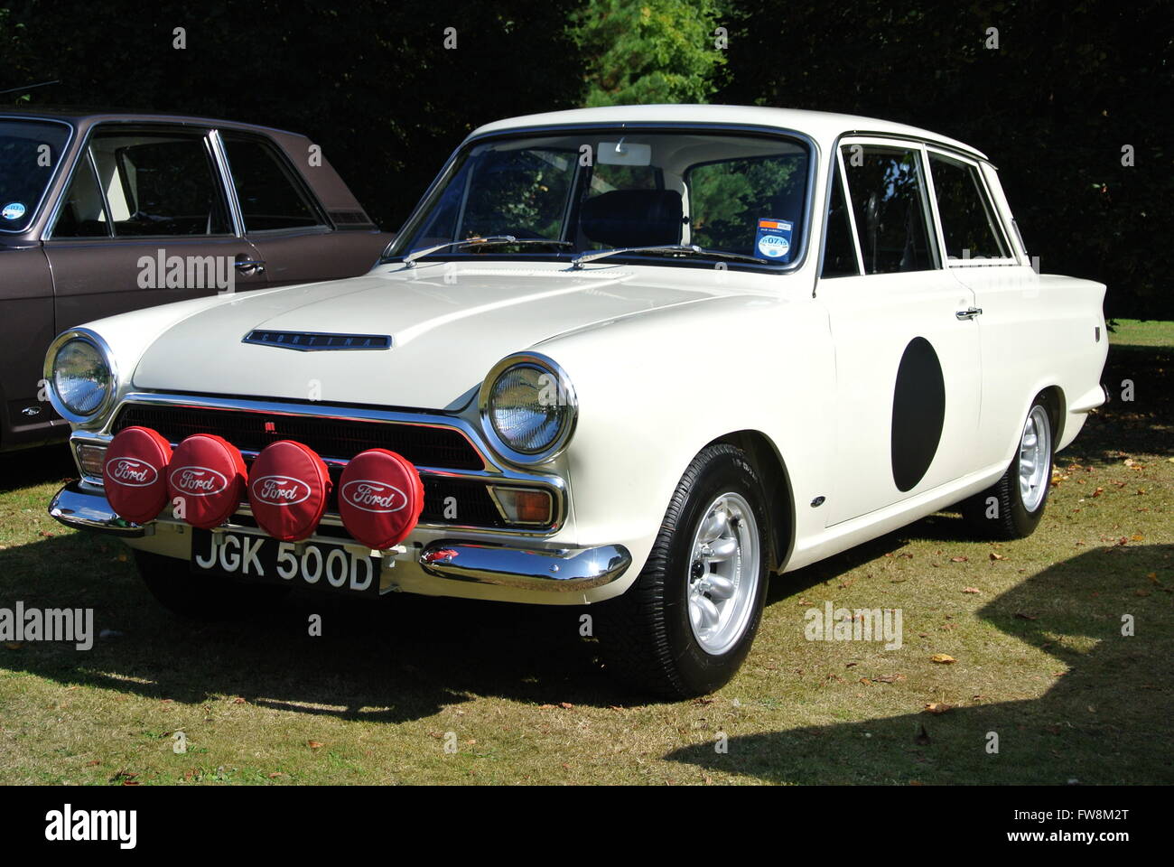 Ford Cortina GT garé jusqu'à un salon de voitures Banque D'Images