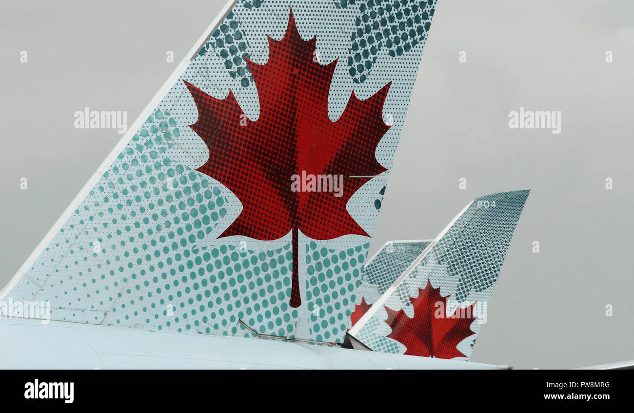Feuilles d'érable sur la queue d'un avion d'Air Canada à l'Aéroport International de Vancouver à Vancouver, C.-B., le lundi 11 mai 2015. Banque D'Images