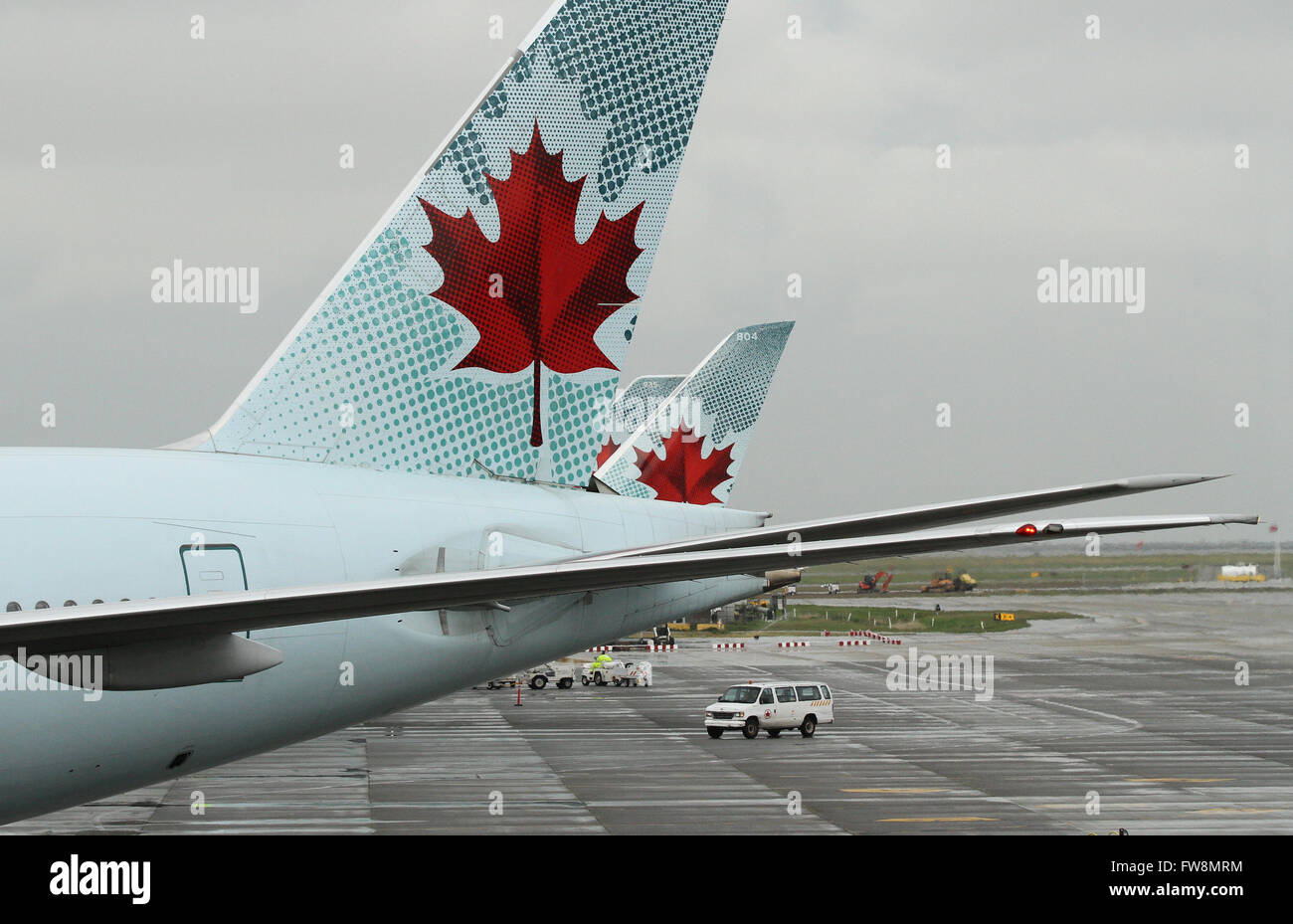 Feuilles d'érable sur la queue d'un avion d'Air Canada à l'Aéroport International de Vancouver à Vancouver, C.-B., le lundi 11 mai 2015. Banque D'Images