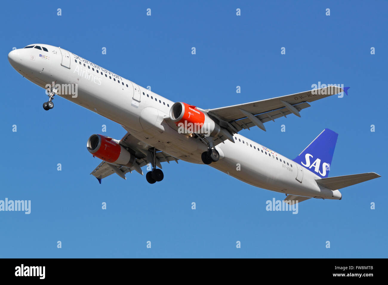 , SAS Scandinavian Airlines, Airbus A321, OY-KBH, vol SK1421 depuis Stockholm en approche finale et remise des gaz au CPH, Copenhague Banque D'Images