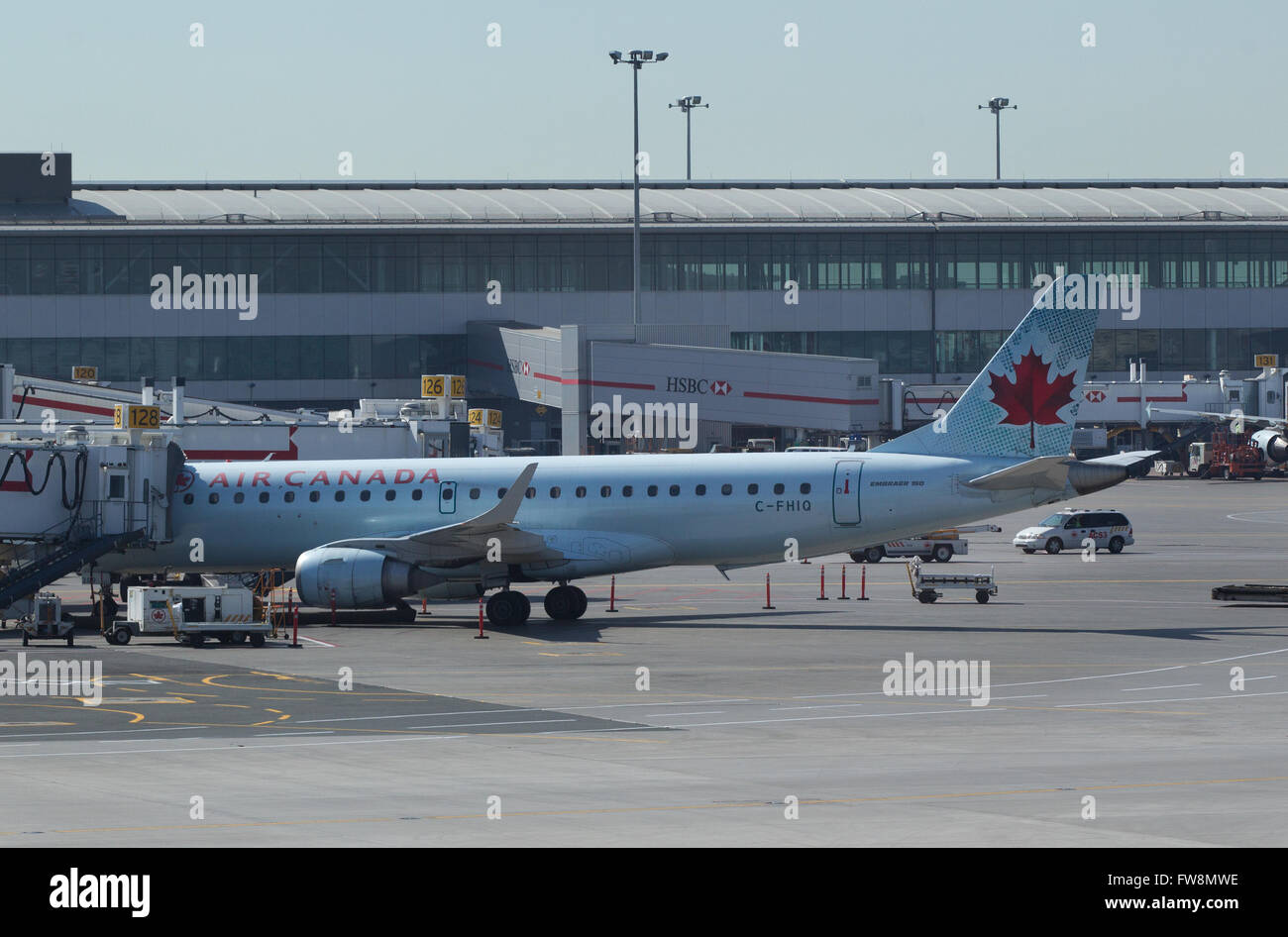 Jet d'Air Canada se trouve sur le tarmac après son arrivée à l'aéroport Pearson de Toronto, à Toronto, Ontario, le jeudi 7 mai 2015. Banque D'Images