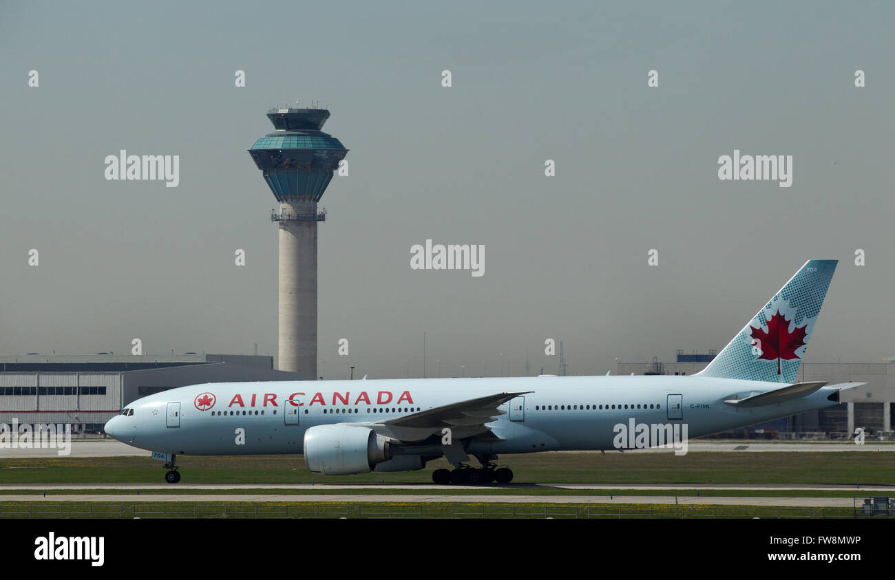 Un jet d'Air Canada taxis en face de la tour de contrôle de la circulation aérienne à l'aéroport Pearson de Toronto, à Toronto, Ontario, le jeudi 7 mai Banque D'Images Un jet d'Air Canada taxis en face de la tour de contrôle de la circulation aérienne à l'aéroport Pearson de Toronto, à Toronto, Ontario, le jeudi 7 mai Banque D'Images