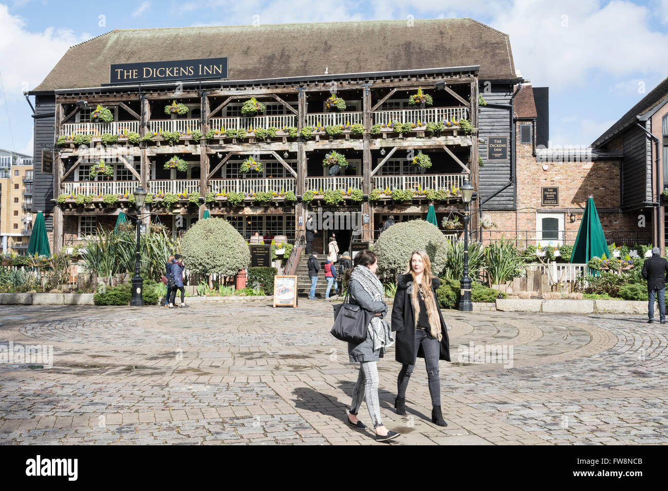 L'extérieur du Dickens Inn à St Katharine Docks, dans les Docklands de Londres, au Royaume-Uni. Banque D'Images