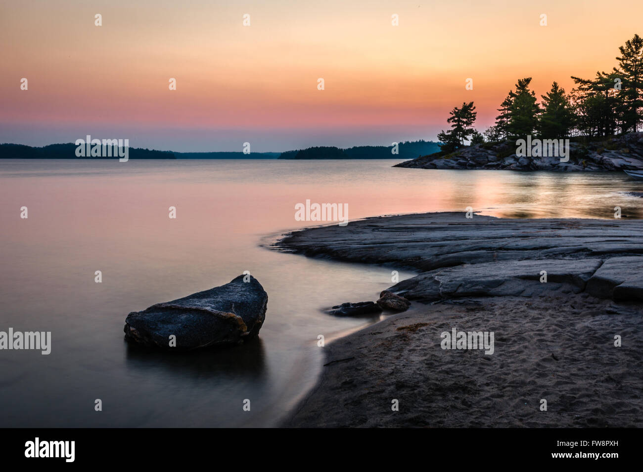 Rivage de rochers et d'arbres au parc provincial Killbear, sur la baie Georgienne Banque D'Images