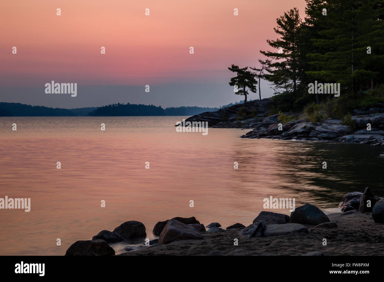 Rivage de rochers et d'arbres au parc provincial Killbear, sur la baie Georgienne Banque D'Images