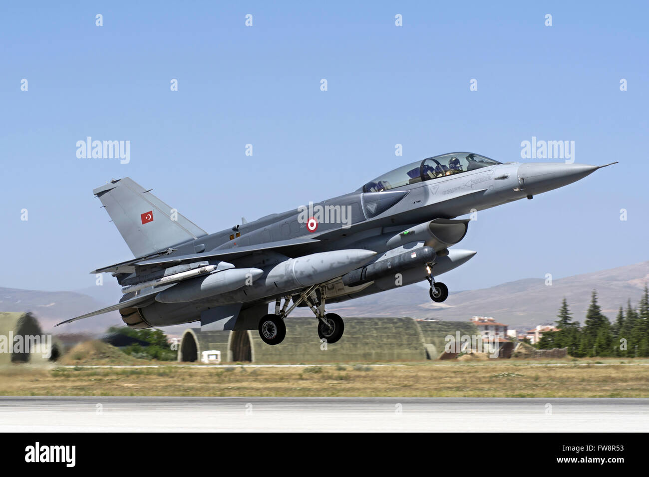 Un bain turc moderne Air Force F-16D Block 50 + Fighting Falcon équipés de réservoirs conformes. Ces réservoirs de carburant augmenter le ran Banque D'Images