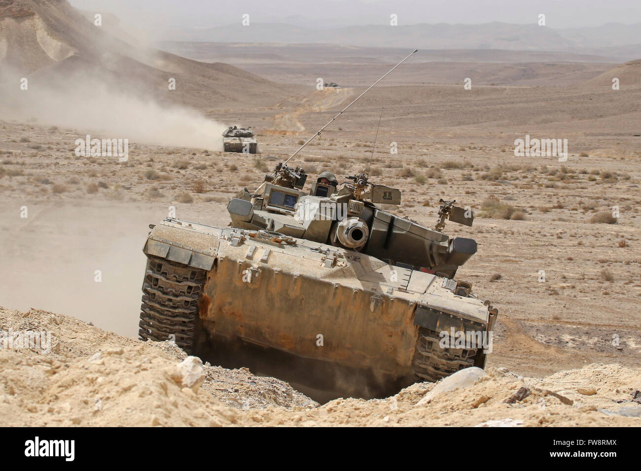 Un char de combat principal Merkava III dans le désert du Néguev, en Israël. Banque D'Images