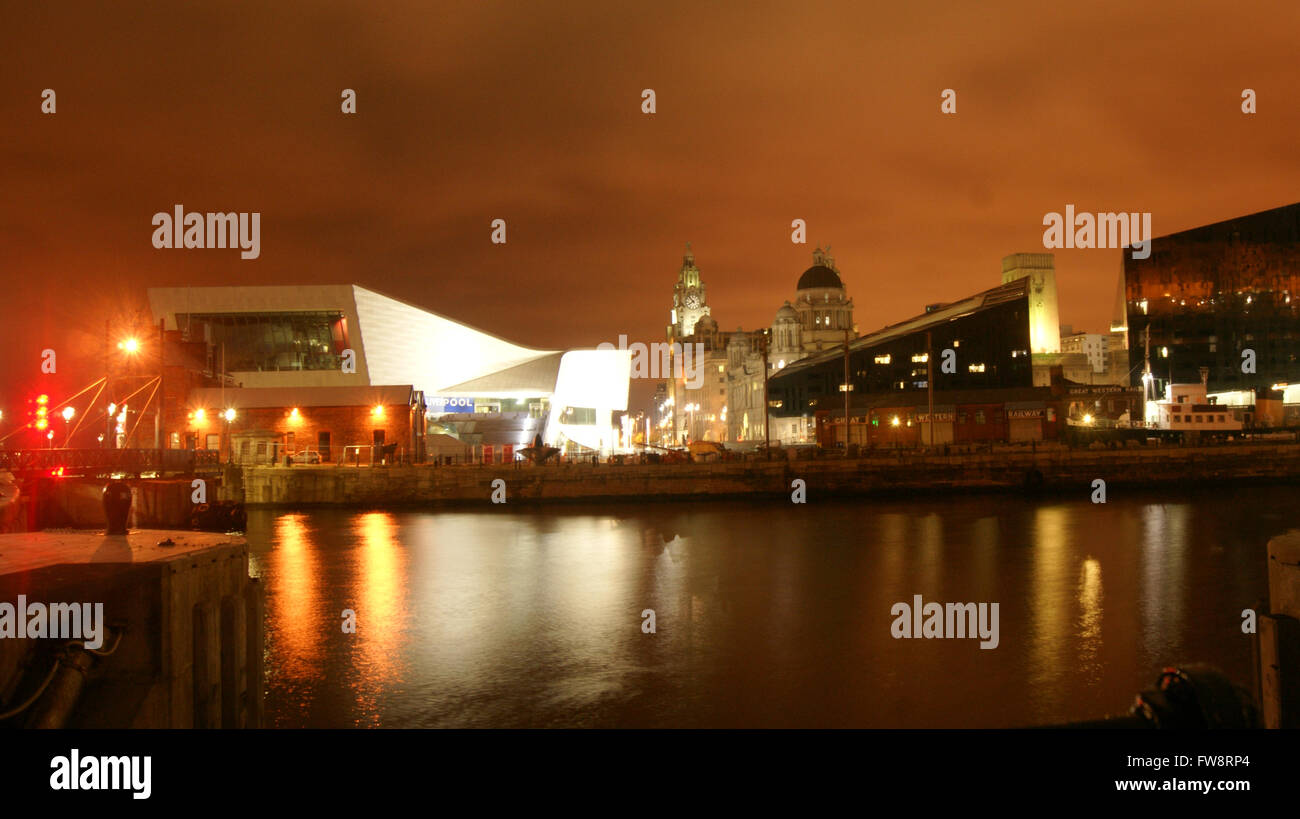 Le Musée de Liverpool et de Pier Head la nuit, Liverpool, Merseyside Banque D'Images