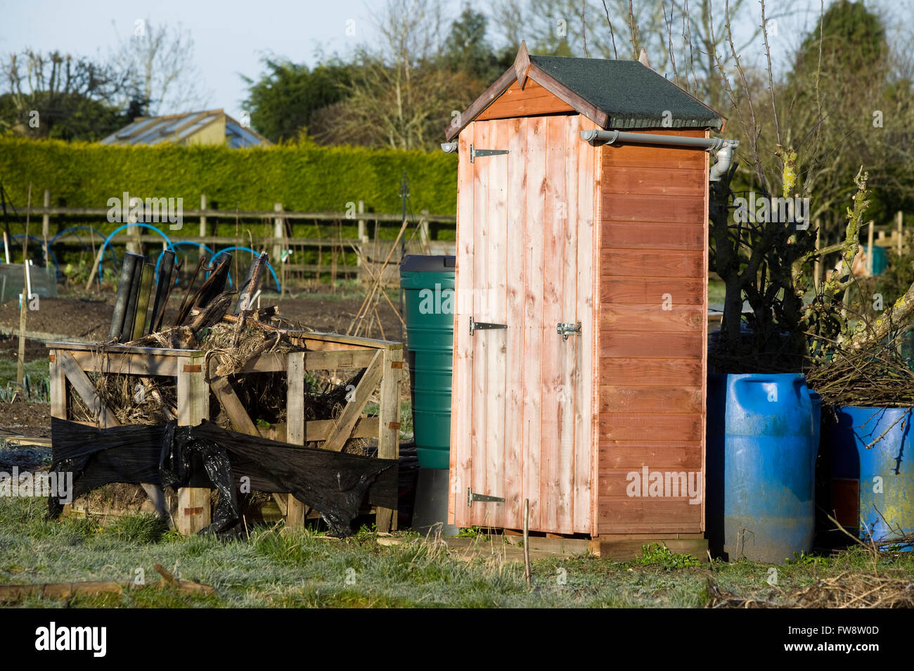 Une petite cabane sur un allotissement ou jardin utilisé pour le stockage de matériel de jardinage, la structure ou le bâtiment est seulement assez grand pour agir comme un placard mais garde sains et saufs engins enfermée à l'intérieur. Banque D'Images