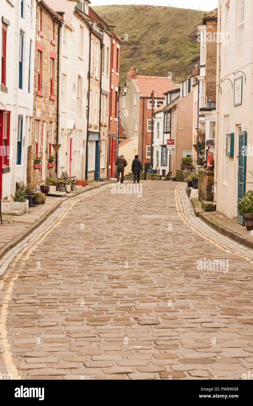 Une vue sur les vieilles rues pavées de Staithes, un pittoresque village de pêcheurs dans le Yorkshire du Nord sur la côte est de l'Angleterre, Royaume-Uni Banque D'Images