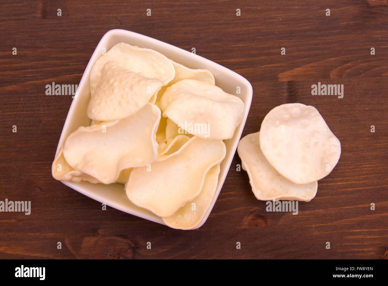 Krupuk sur un square bowl on wooden table top views Banque D'Images