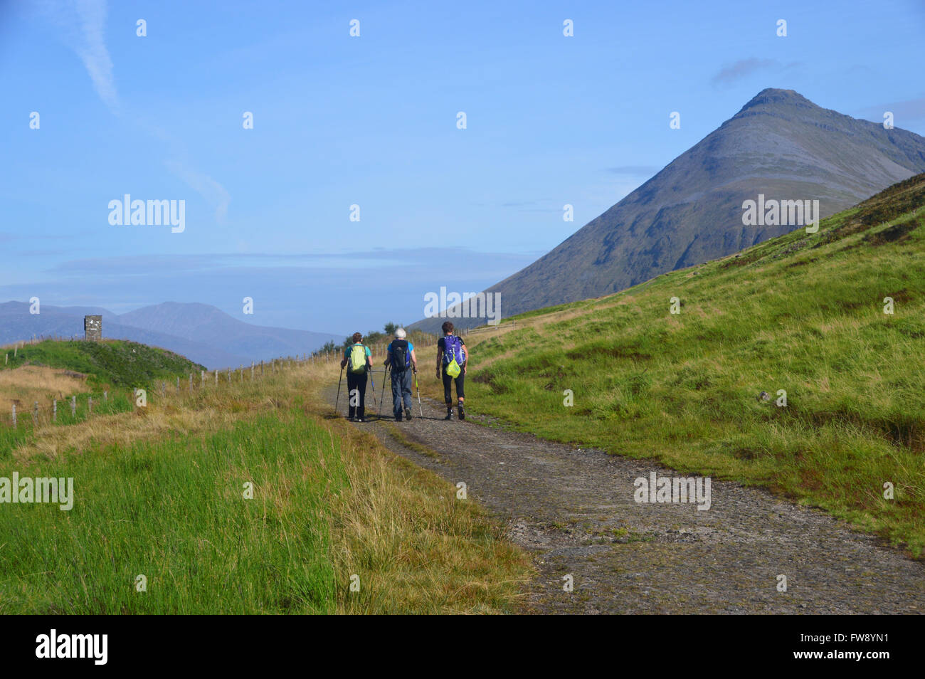 Les promeneurs sur la West Highland Way Sentier juste au nord de Tyndrum avec le Munro Beinn Dorain sur l'horizon. Banque D'Images
