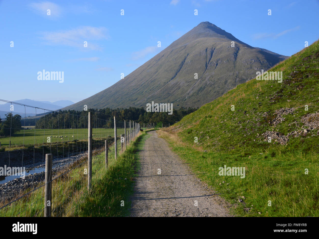 Le West Highland Way Sentier juste au nord de Tyndrum avec le Munro Beinn Dorain sur l'horizon. Banque D'Images