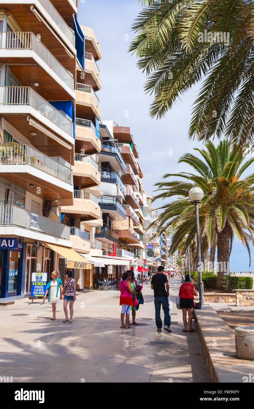 Calafell, Espagne - 20 août 2014 : les touristes à pied sur la rue côtière principale ville touristique de Calafell en journée ensoleillée Banque D'Images