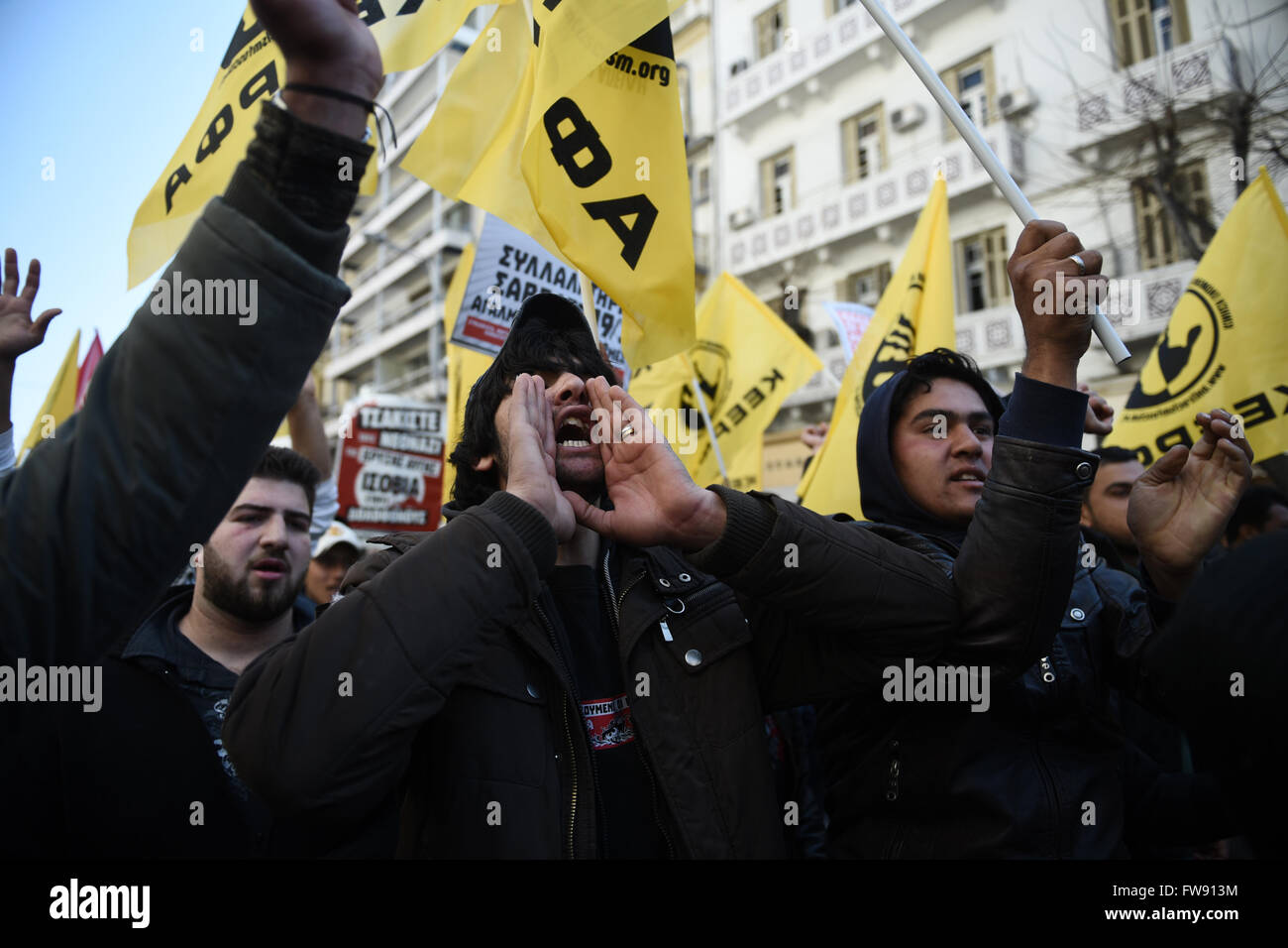 Les migrants et les réfugiés crier des slogans en marchant, au nord de la ville grecque de Thessalonique. Les migrants et les réfugiés ont montré exigeant pour les frontières de l'UE d'ouvrir, afin de continuer leur voyage vers le nord de l'Europe. Banque D'Images