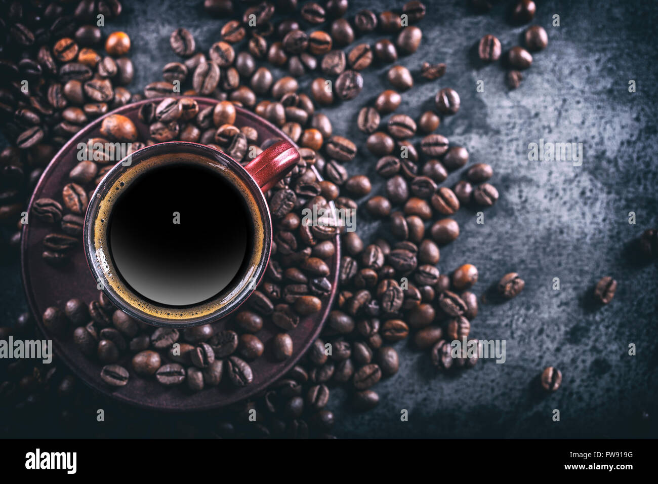 Le café. Tasse de café noir et récupérer les grains de café. Pause café. Banque D'Images