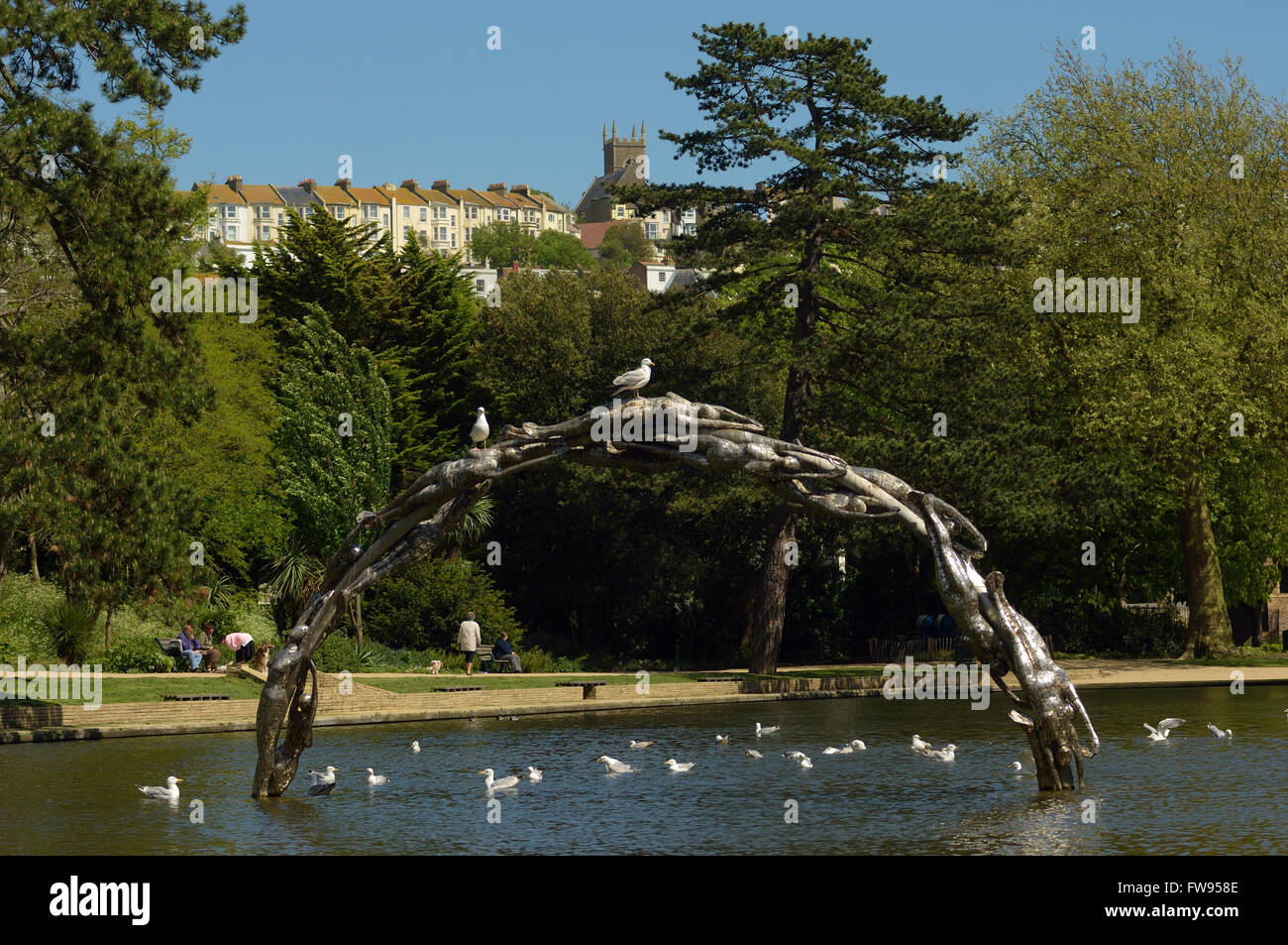 Sculpture Continuum situé sur la lac de plaisance, Alexandra Park. Hastings. East Sussex. L'Angleterre. UK. L'Europe Banque D'Images