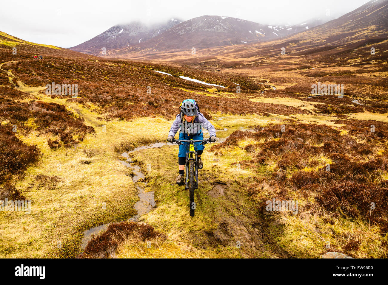 Du vélo de montagne sur la lande à distance dans le Parc National de Cairngorms est de l'Ecosse Perthshire Blair Atholl Banque D'Images