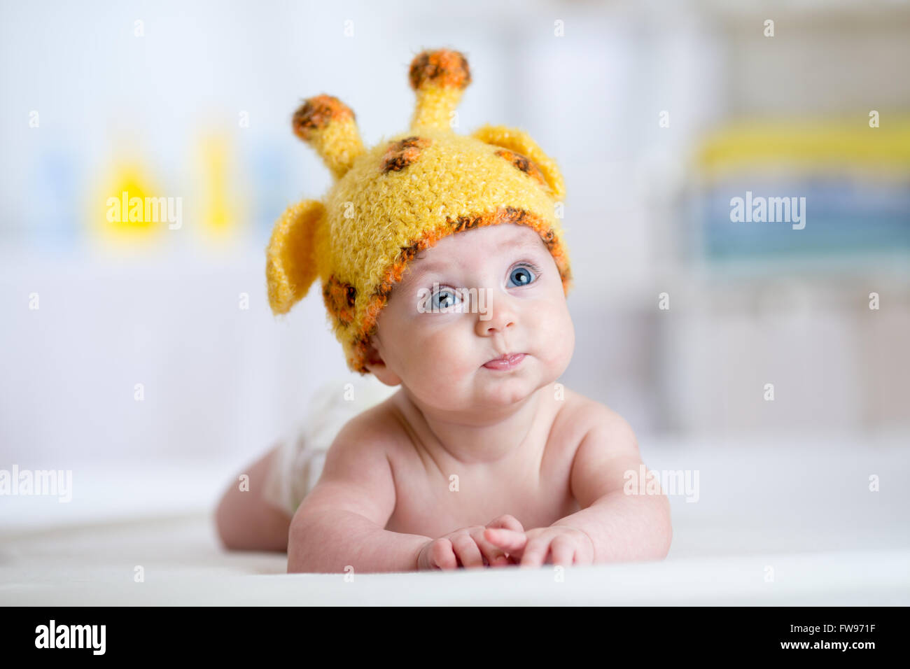 Bébé Enfant en costume de girafe Banque D'Images