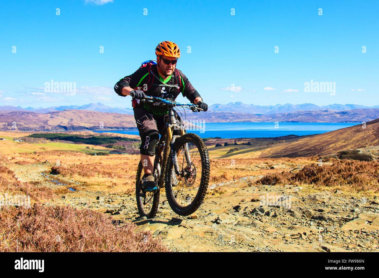 Du vélo de montagne en haut de montée avant de descendre à Camasunary Île de Skye en Écosse avec les pics Glenshiel sur l'horizon Banque D'Images