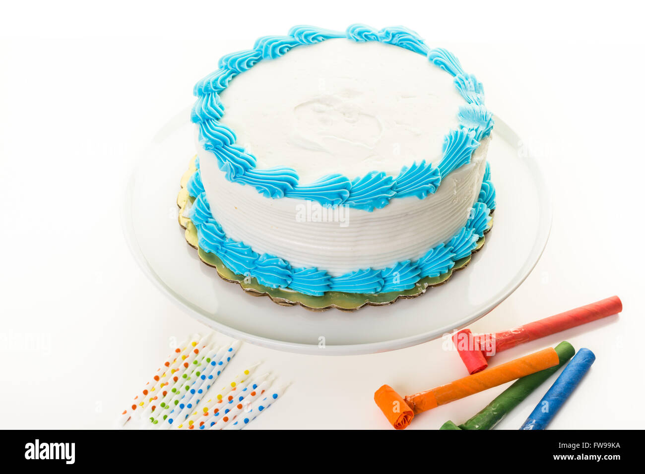 Gateau D Anniversaire Blanche Simple Avec Glacage Blanc Et Bleu Photo Stock Alamy Gateau D Anniversaire Blanche Simple Avec Glacage Blanc Et Bleu Photo Stock Alamy