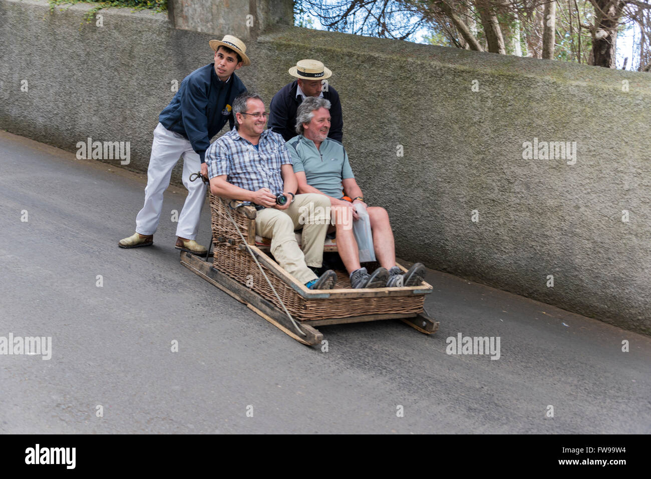 FUNCHAL, PORTUGAL-MARS 19 coureurs Luge Luge avec plongée avec les touristes le 19 mars 2016 à Monte- Funchal, Portugal. C'est Banque D'Images