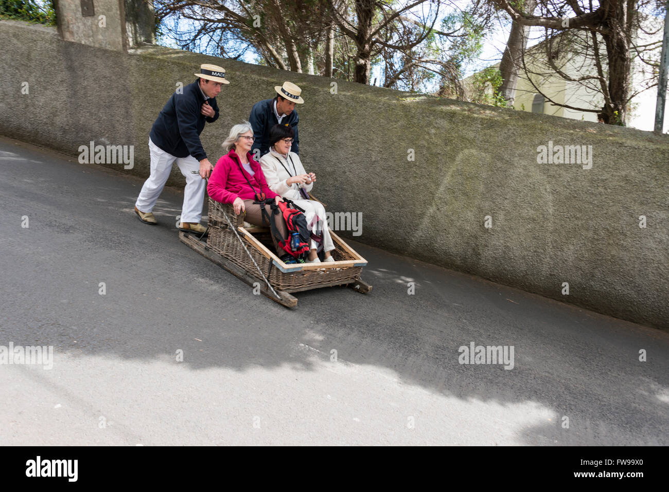 FUNCHAL, PORTUGAL-MARS 19 coureurs Luge Luge avec plongée avec les touristes le 19 mars 2016 à Monte- Funchal, Portugal. C'est Banque D'Images