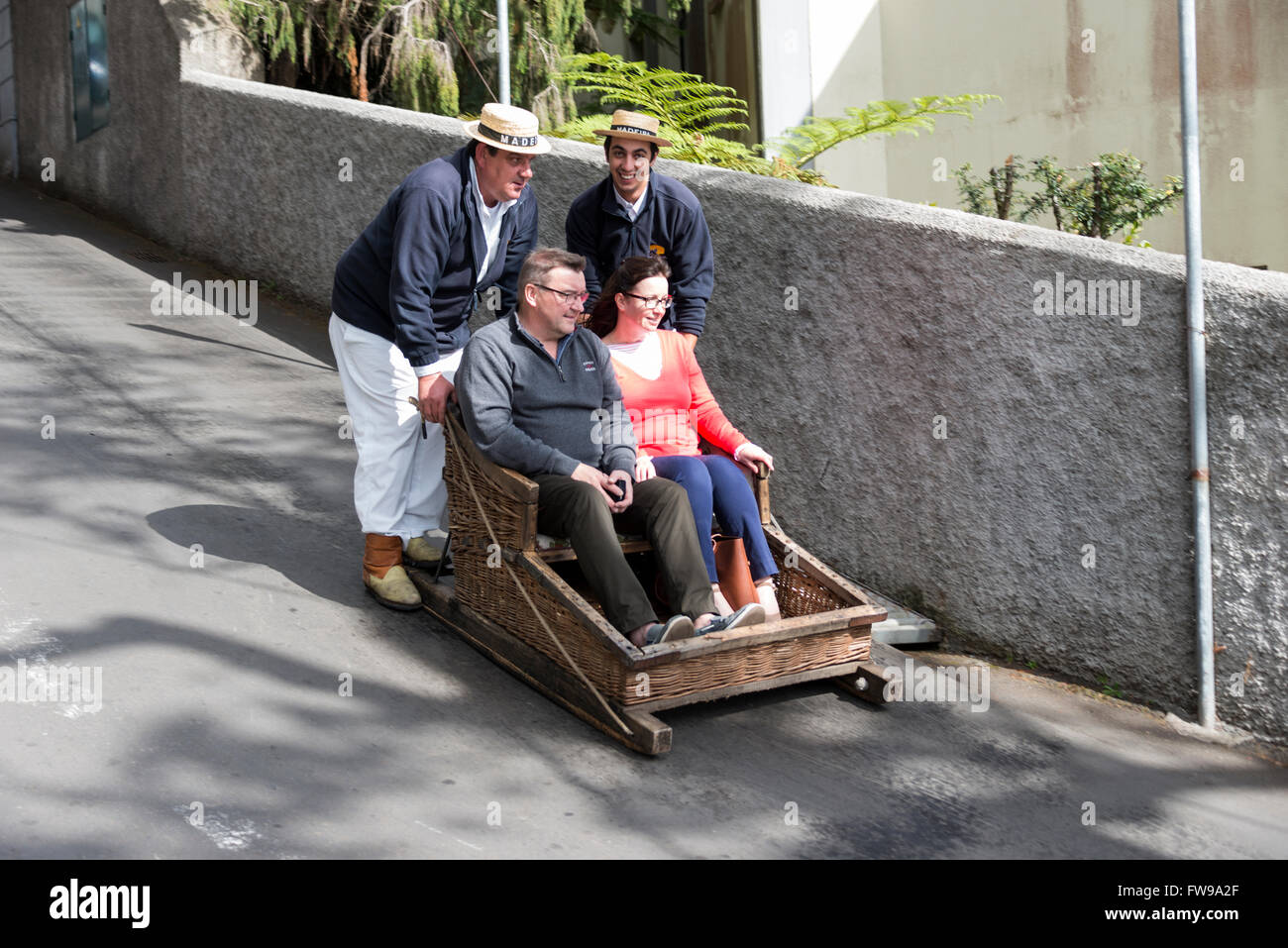 FUNCHAL, PORTUGAL-MARS 19 coureurs Luge Luge avec plongée avec les touristes le 19 mars 2016 à Monte- Funchal, Portugal. C'est Banque D'Images