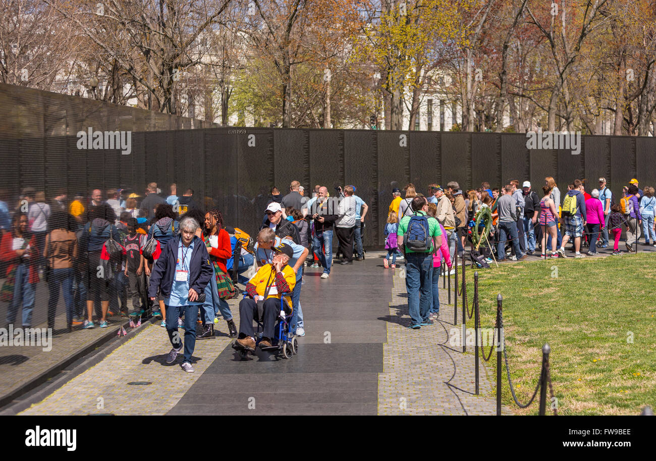 WASHINGTON, DC, USA - personnes visitant le Vietnam War Memorial. Banque D'Images