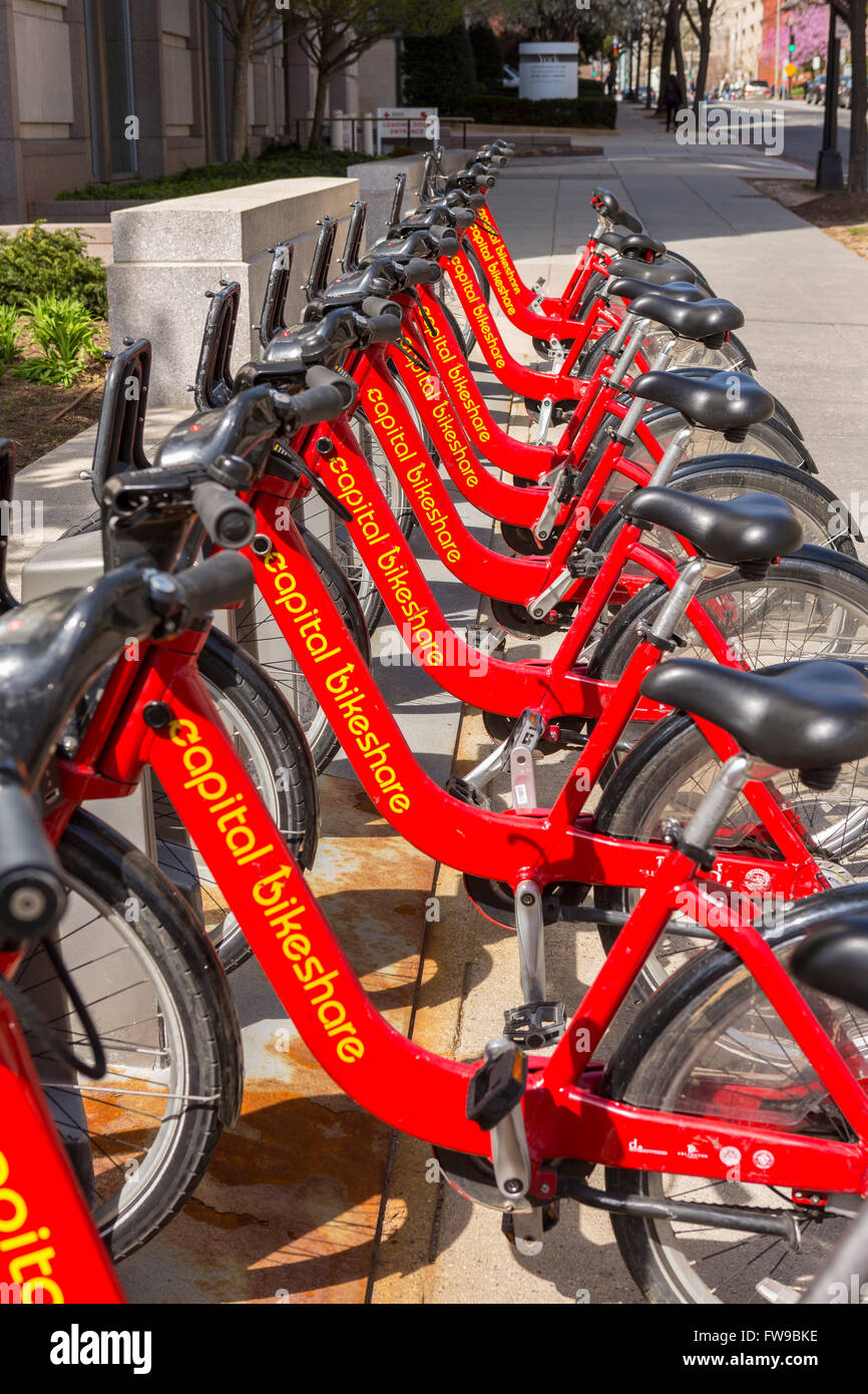 WASHINGTON, DC, USA - Vélos à louer à Capital Bikeshare rack de Foggy Bottom quartier. Banque D'Images
