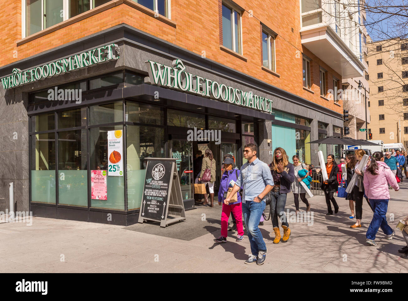 WASHINGTON, DC, États-Unis - des gens qui passent sur le trottoir Whole Foods Market à Foggy Bottom quartier. Banque D'Images