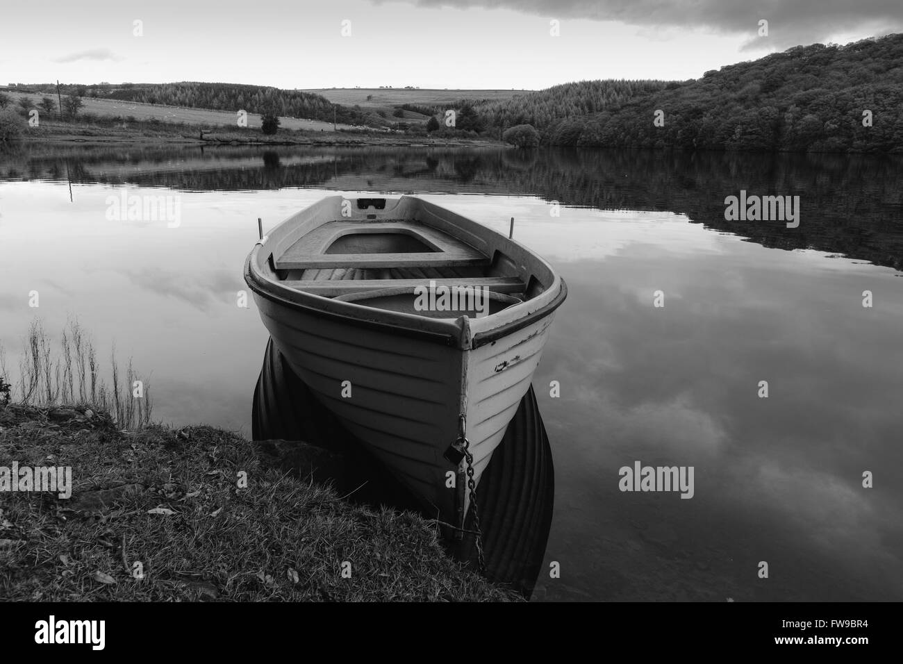 Un bateau à rames est enchaîné à la rive un matin tranquille sur le réservoir Tunstall près de Wolsingham à Weardale, comté de Durham. Banque D'Images