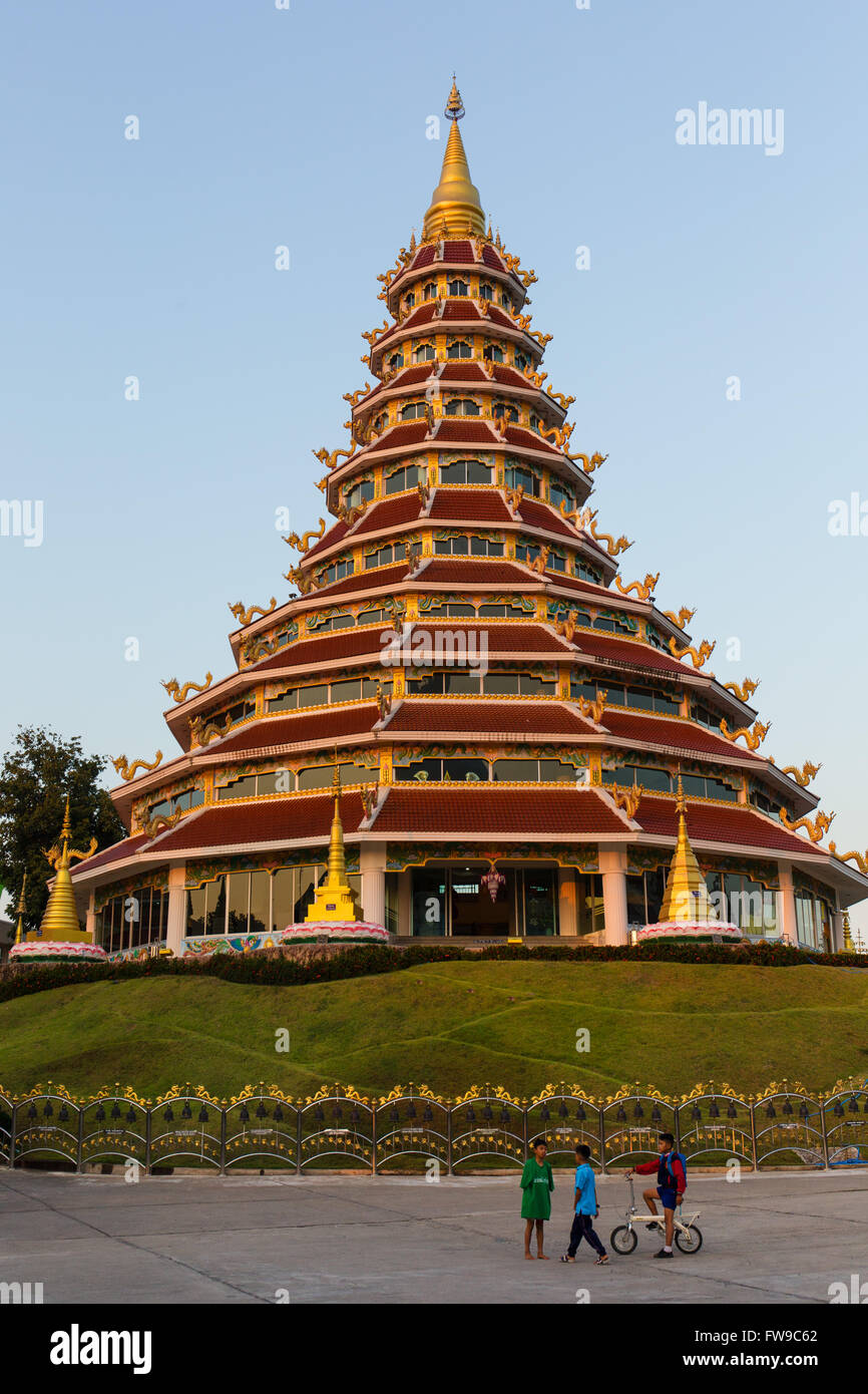 Enfants jouant en face de la pagode de neuf étages du temple Wat Huay Pla Kang, province de Chiang Rai, dans le Nord de la Thaïlande Banque D'Images