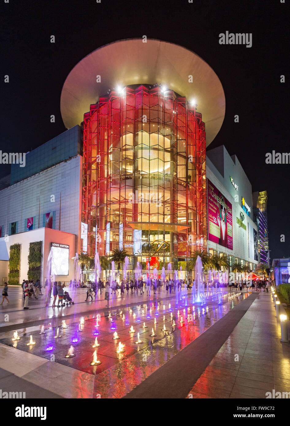Le centre commercial Siam Paragon de nuit avec fontaine en face de la façade en verre illuminées, Rama I Road, Bangkok, Thaïlande Banque D'Images