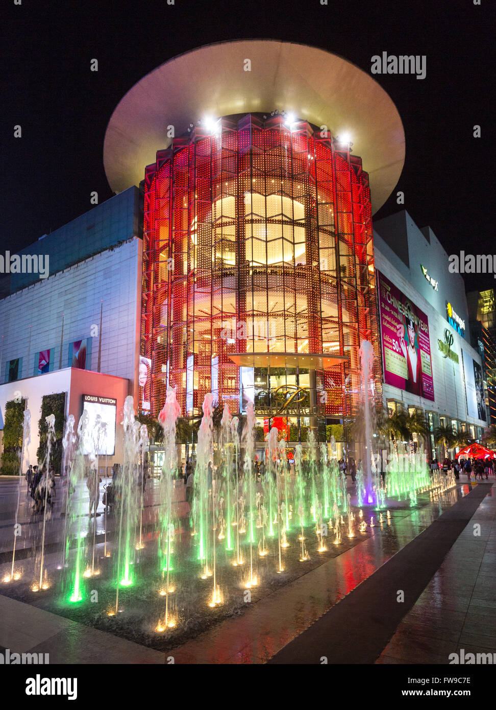 Le centre commercial Siam Paragon de nuit avec fontaine en face de la façade en verre illuminées, Rama I Road, Bangkok, Thaïlande Banque D'Images