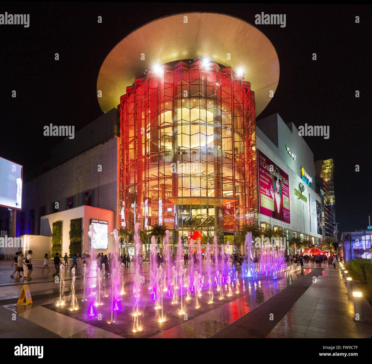 Le centre commercial Siam Paragon de nuit avec fontaine en face de la façade en verre illuminées, Rama I Road, Bangkok, Thaïlande Banque D'Images