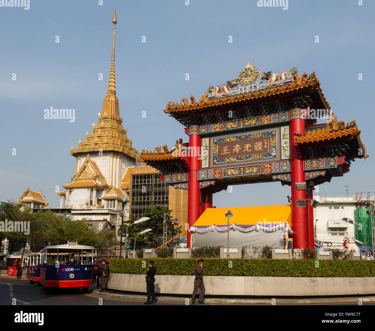Entrée privée, Chinatown gate avec Odeon Circle, District Samphanthawong, Mondop Phra Maha de Wat Traimit derrière, Bangkok, Thaïlande Banque D'Images