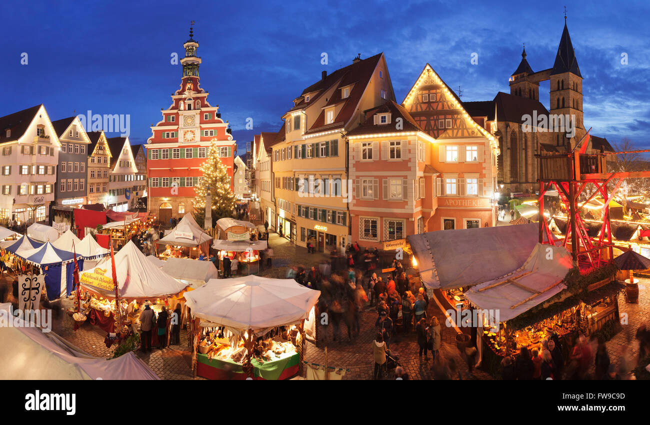 Marché de Noël éclairé à l'ancienne mairie, église Stadtkirche St. Dionys, ESSLINGEN AM NECKAR, Bade-Wurtemberg Banque D'Images