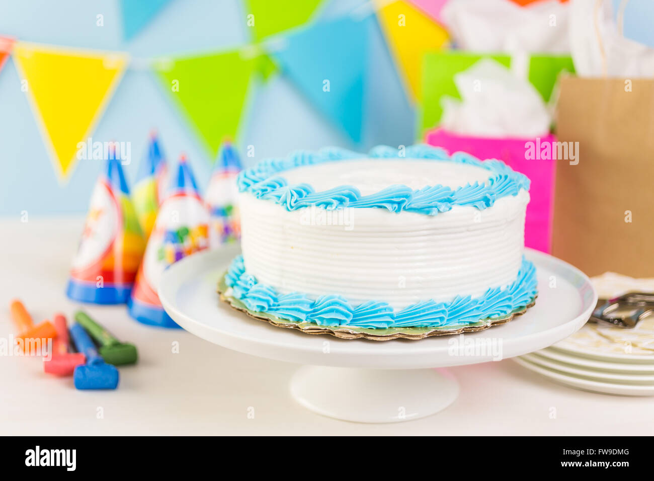 Gateau D Anniversaire Blanche Simple Avec Glacage Blanc Et Bleu Photo Stock Alamy Gateau D Anniversaire Blanche Simple Avec Glacage Blanc Et Bleu Photo Stock Alamy