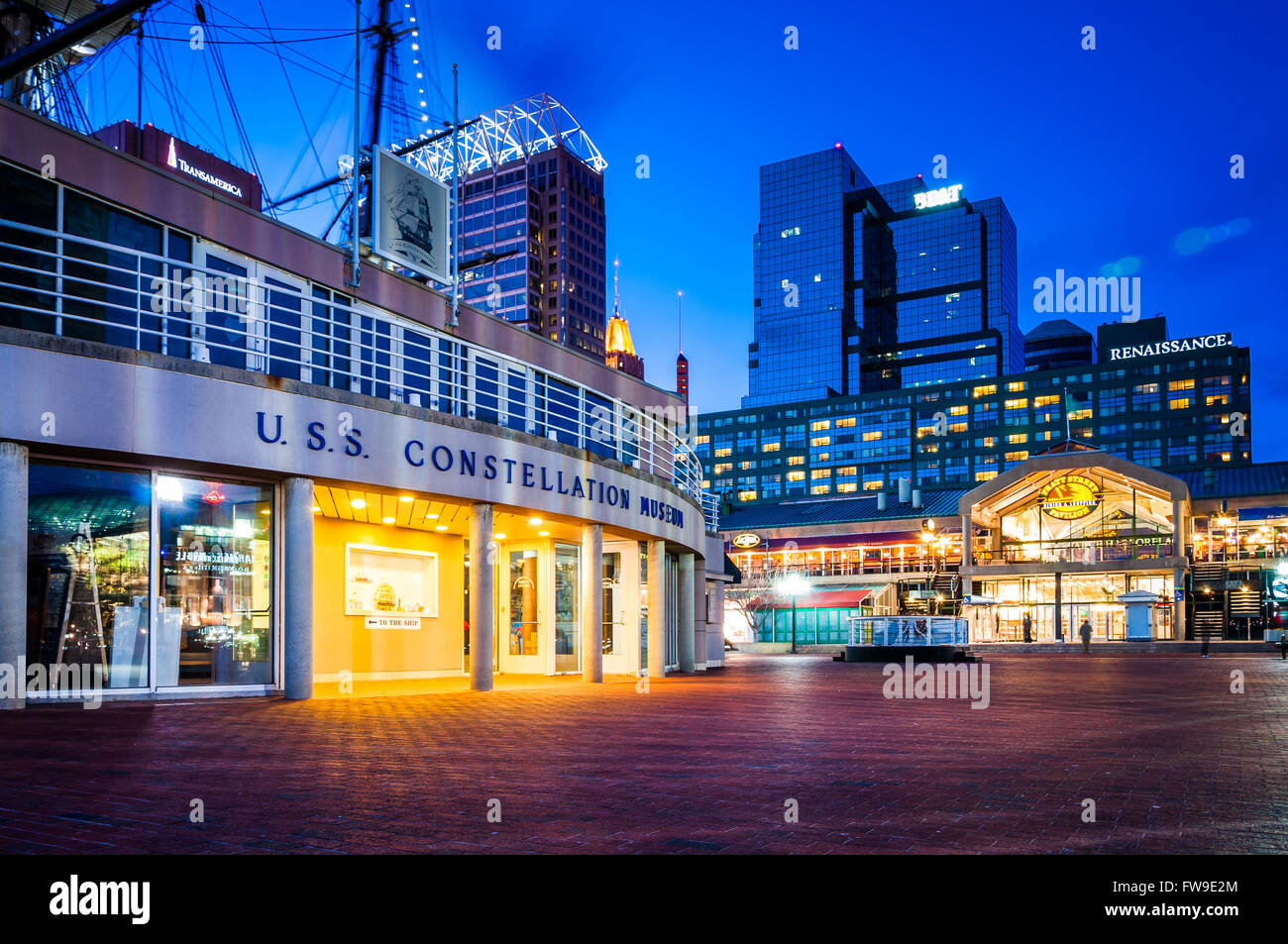 Le Musée de l'USS Constellation et Pratt Street Pavilion pendant le crépuscule, à Inner Harbor de Baltimore, Maryland Banque D'Images