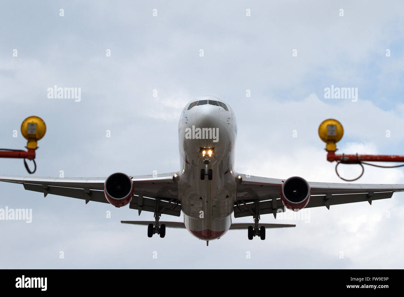 Air Canada Rouge jet arrive à l'aéroport international Pearson de Toronto, Ont., le mardi 14 juillet, 2015. Banque D'Images Air Canada Rouge jet arrive à l'aéroport international Pearson de Toronto, Ont., le mardi 14 juillet, 2015. Banque D'Images