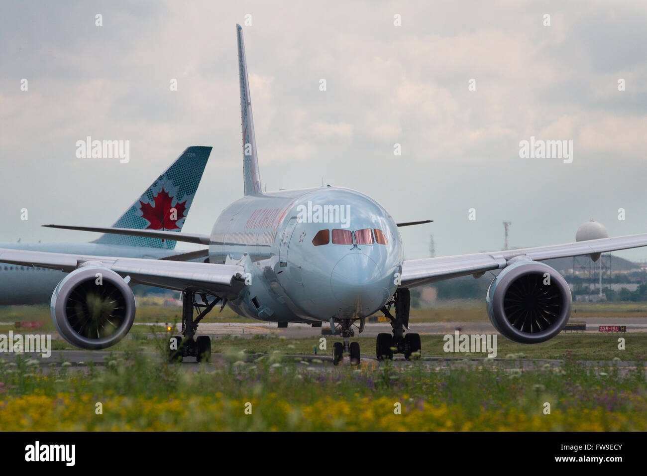 Deux avions d'Air Canada taxi sur le tarmac de l'aéroport international Pearson à Toronto, Ont., le mardi 14 juillet, 2015. Banque D'Images Deux avions d'Air Canada taxi sur le tarmac de l'aéroport international Pearson à Toronto, Ont., le mardi 14 juillet, 2015. Banque D'Images