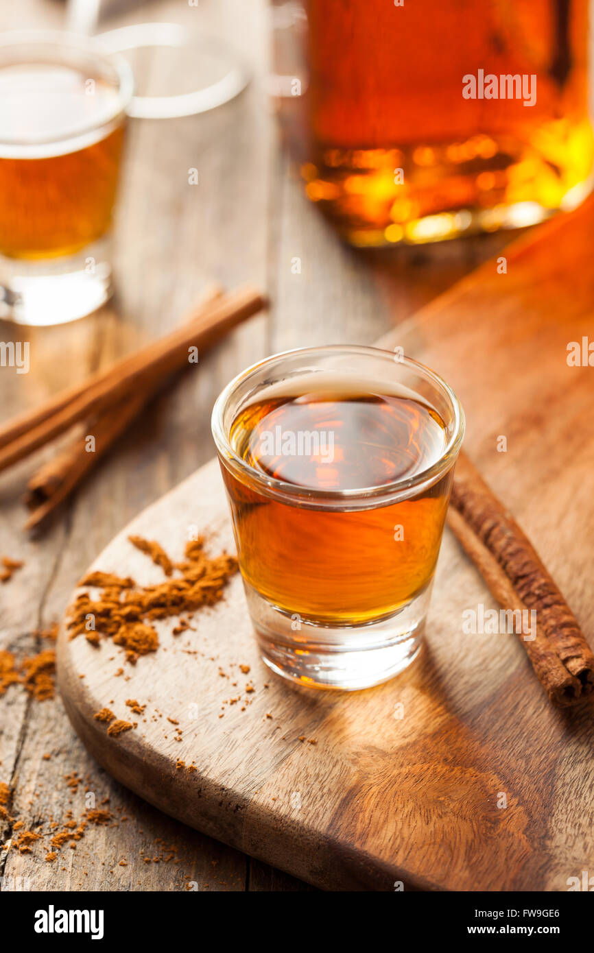 Bourbon Whiskey de cannelle dans un verre prêt à boire Banque D'Images