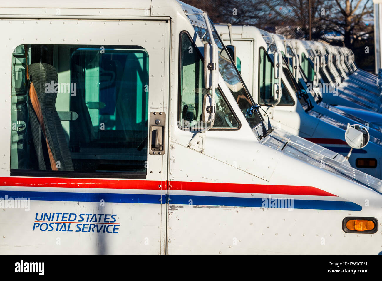 Rangée de garé United States Postal Service cars Banque D'Images